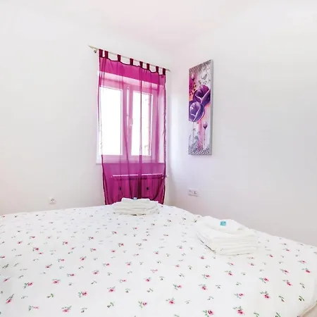 3 Bedroom Lovely In Bregi Ferienhaus *
