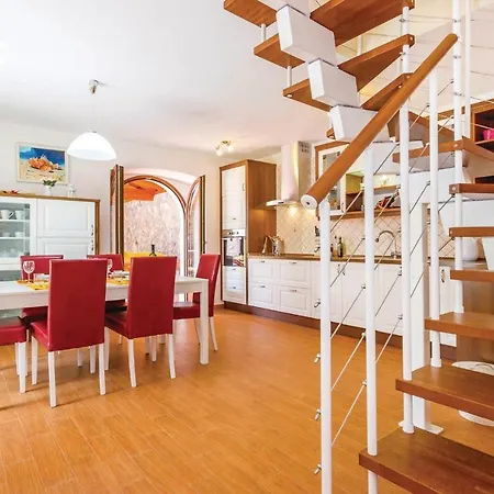 3 Bedroom Lovely In Bregi Holiday home
