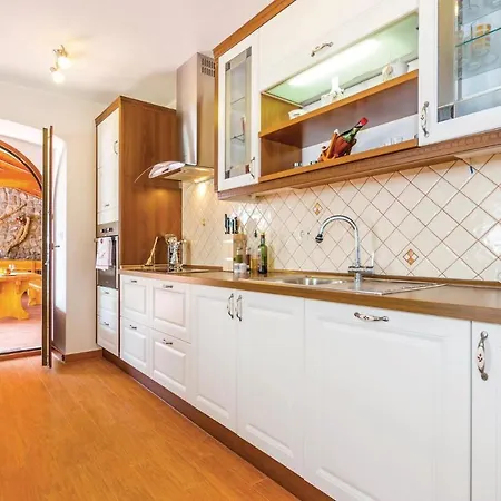 3 Bedroom Lovely In Bregi *